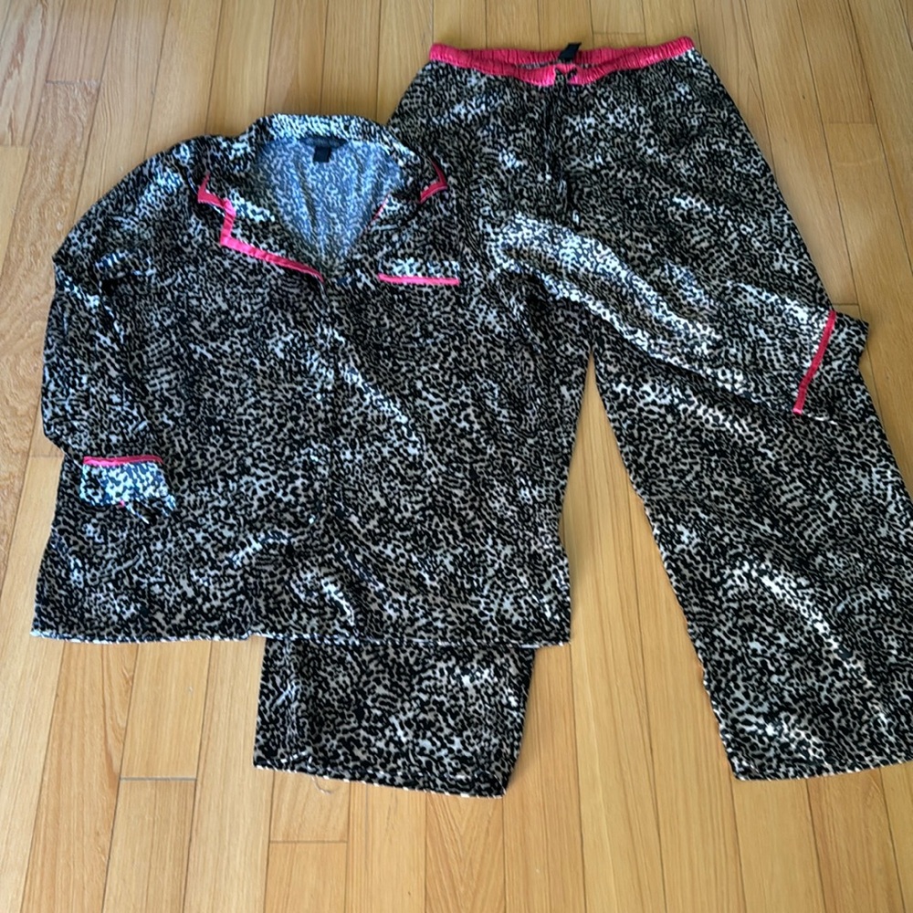 Victoria’s Secret size medium satan pajama see EUC